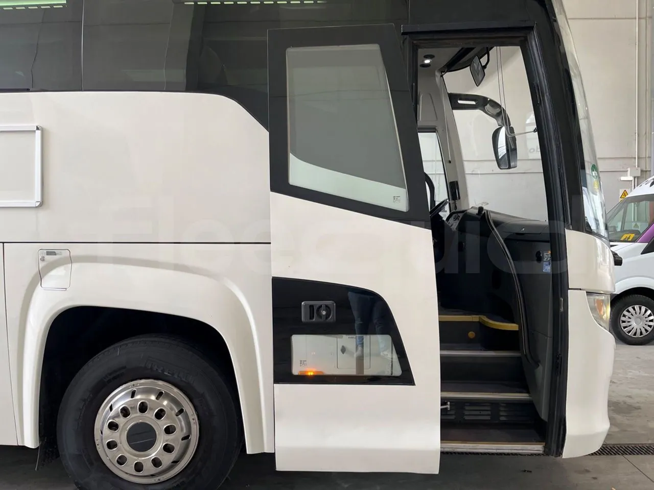 Scania Touring HD - front door 1 open