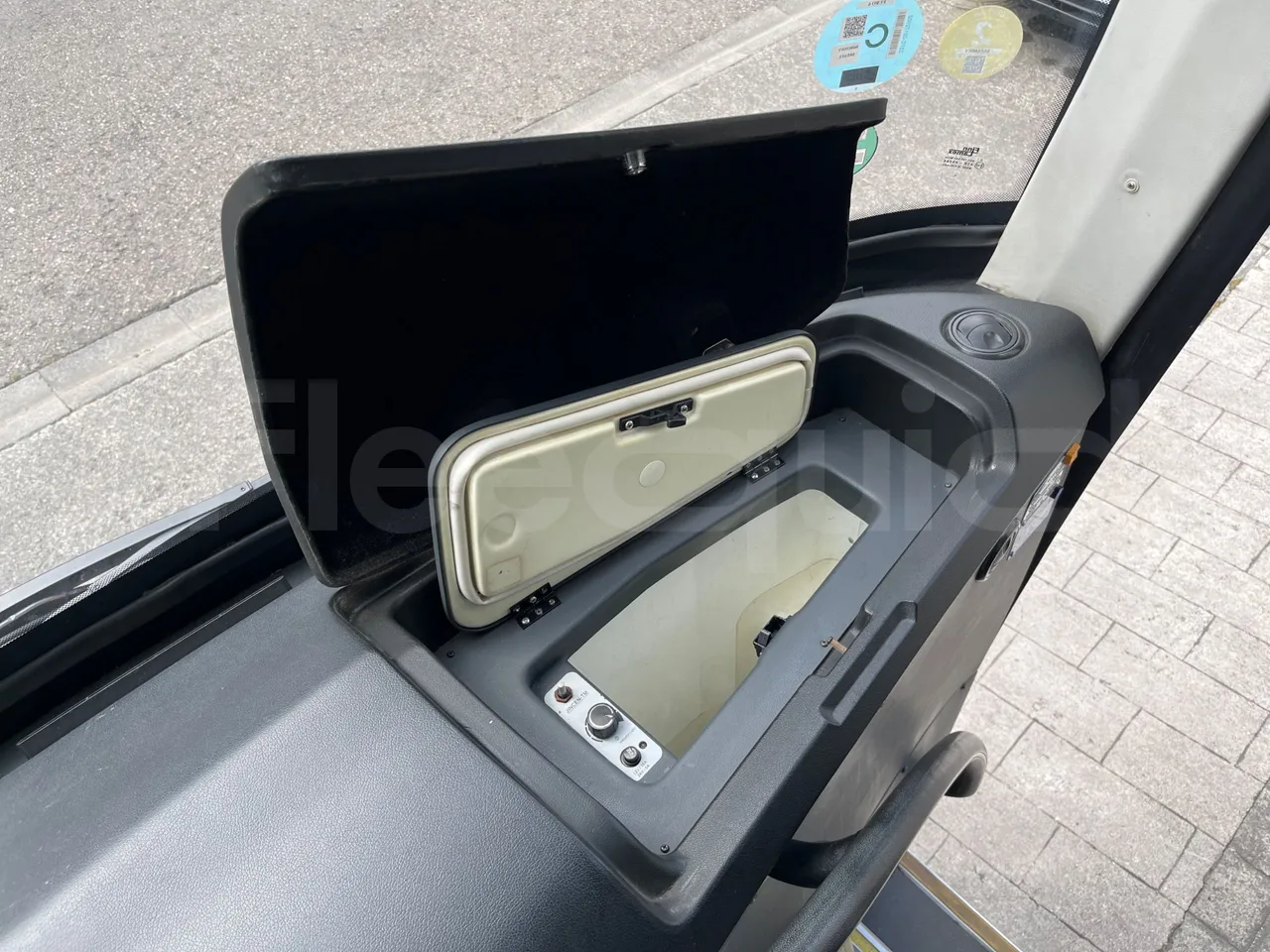 Scania Touring HD - jack and driver keys