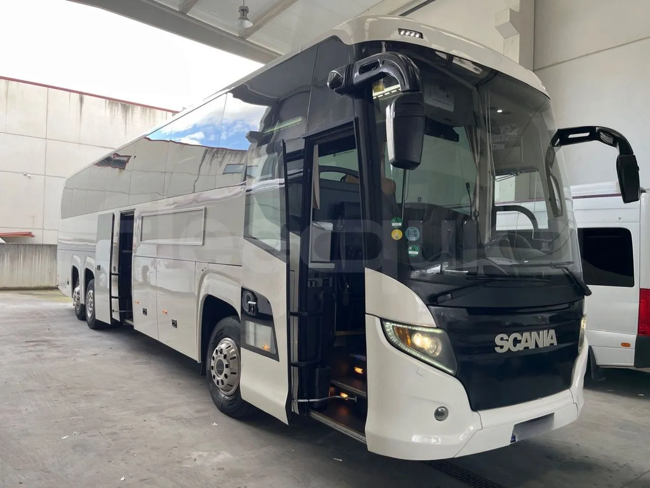Scania Touring HD - 3/4 right front doors open
