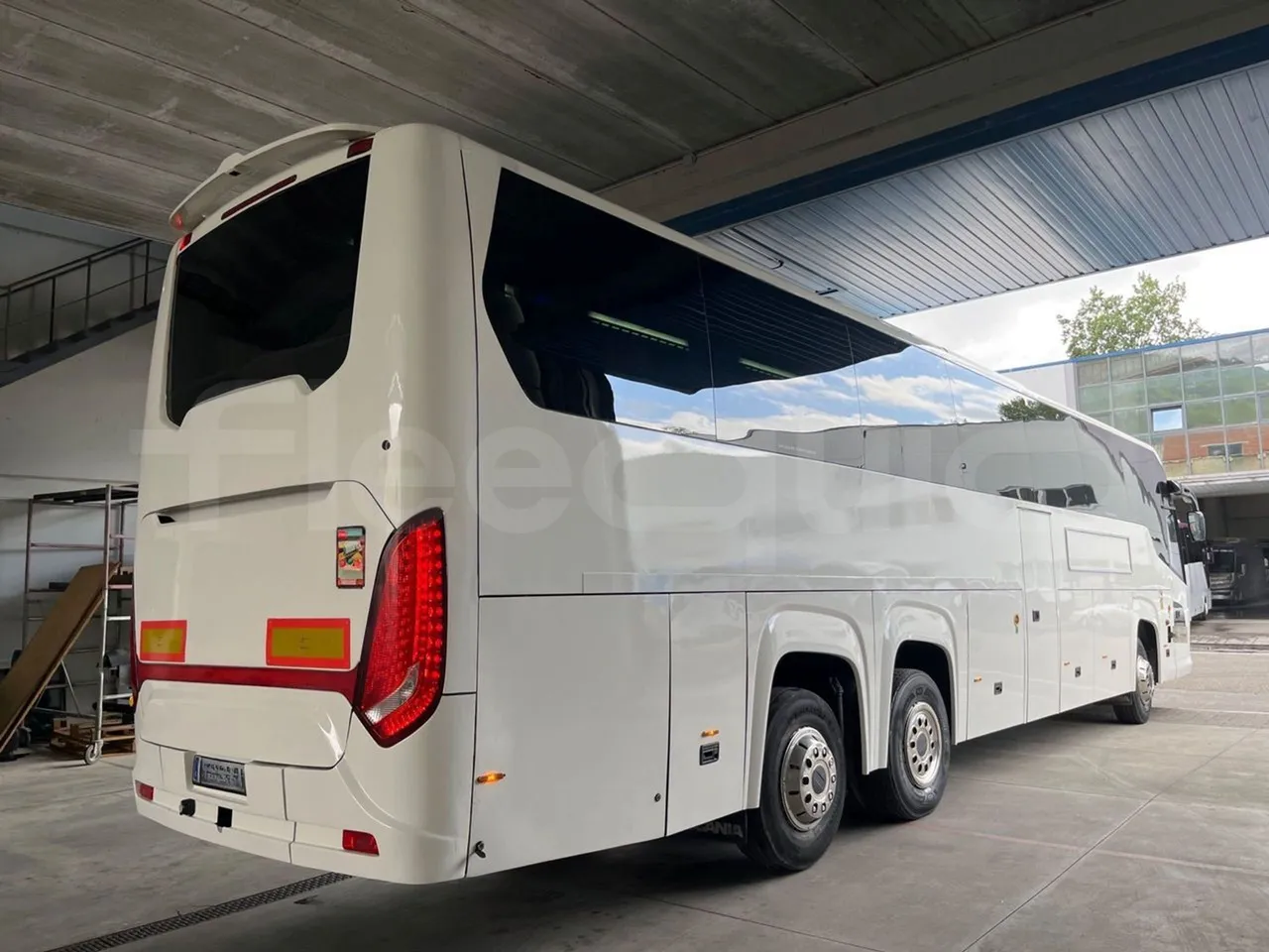 Scania Touring HD - 3/4 right rear doors closed
