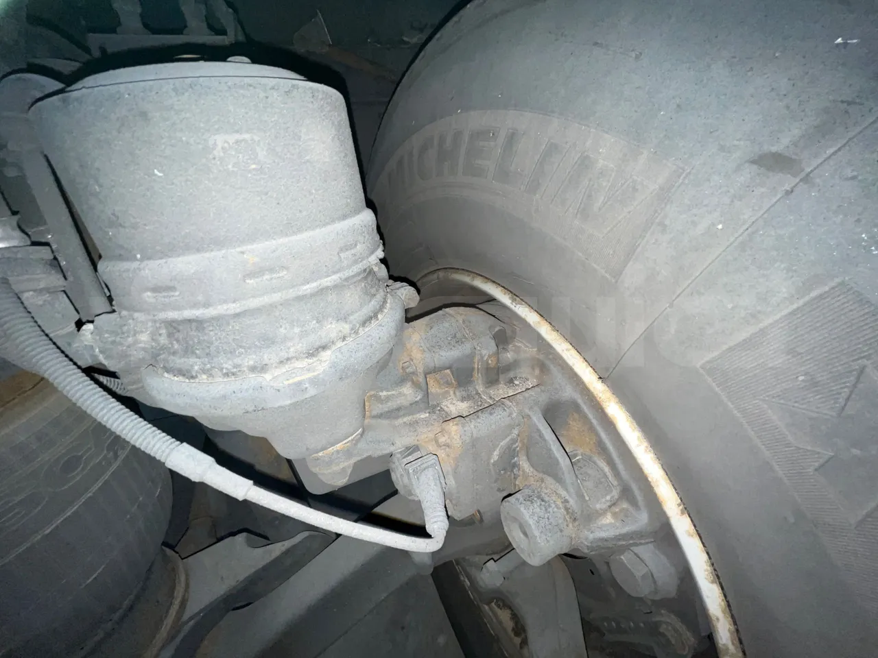 Scania Touring HD - axel 3 caliper brakes left