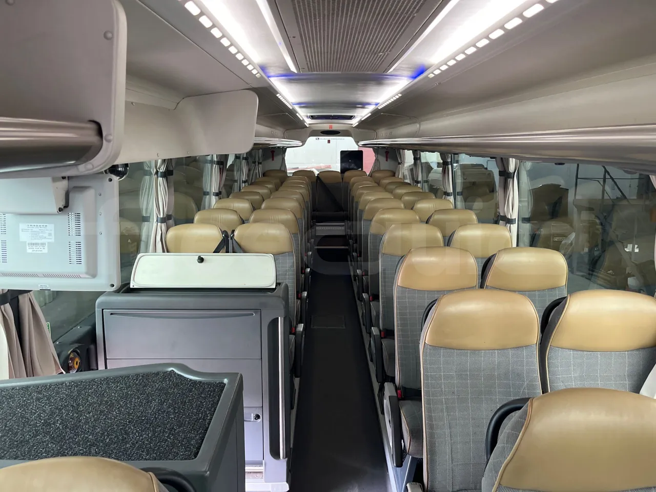 Scania Touring HD - reverse view middle aisle