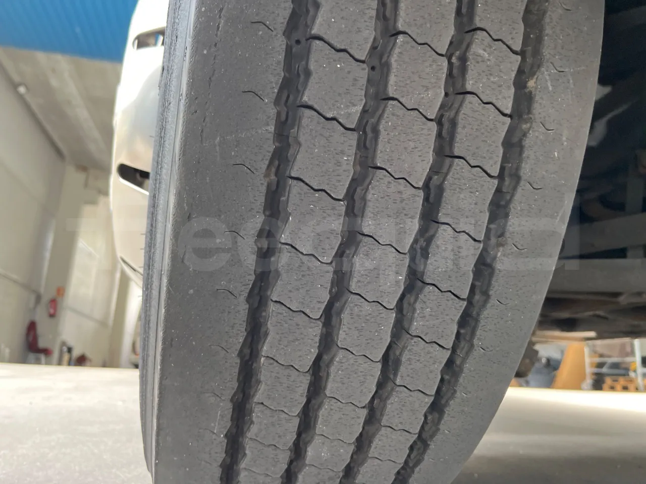 Scania Touring HD - tread condition front tires right