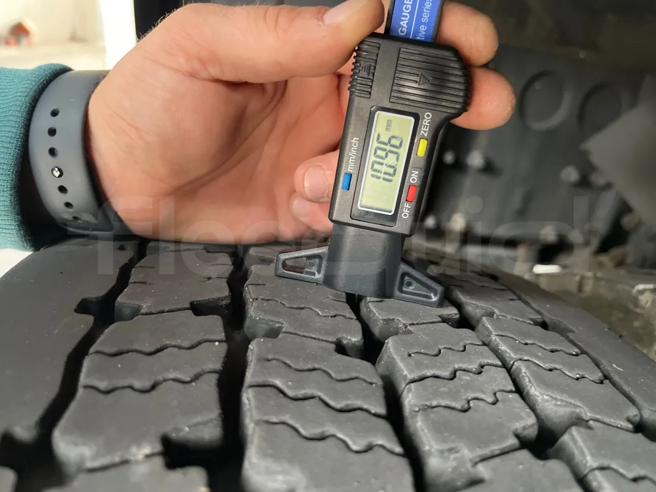 Scania Touring HD - tread condition second axle tires right