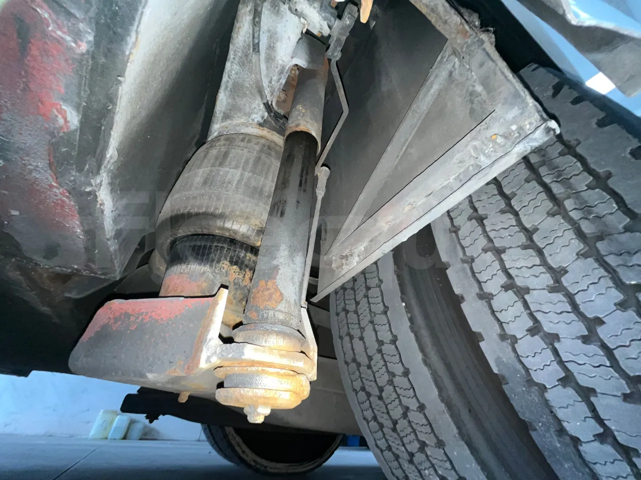 Scania Touring HD - axle 2 shock absorbers 1 left