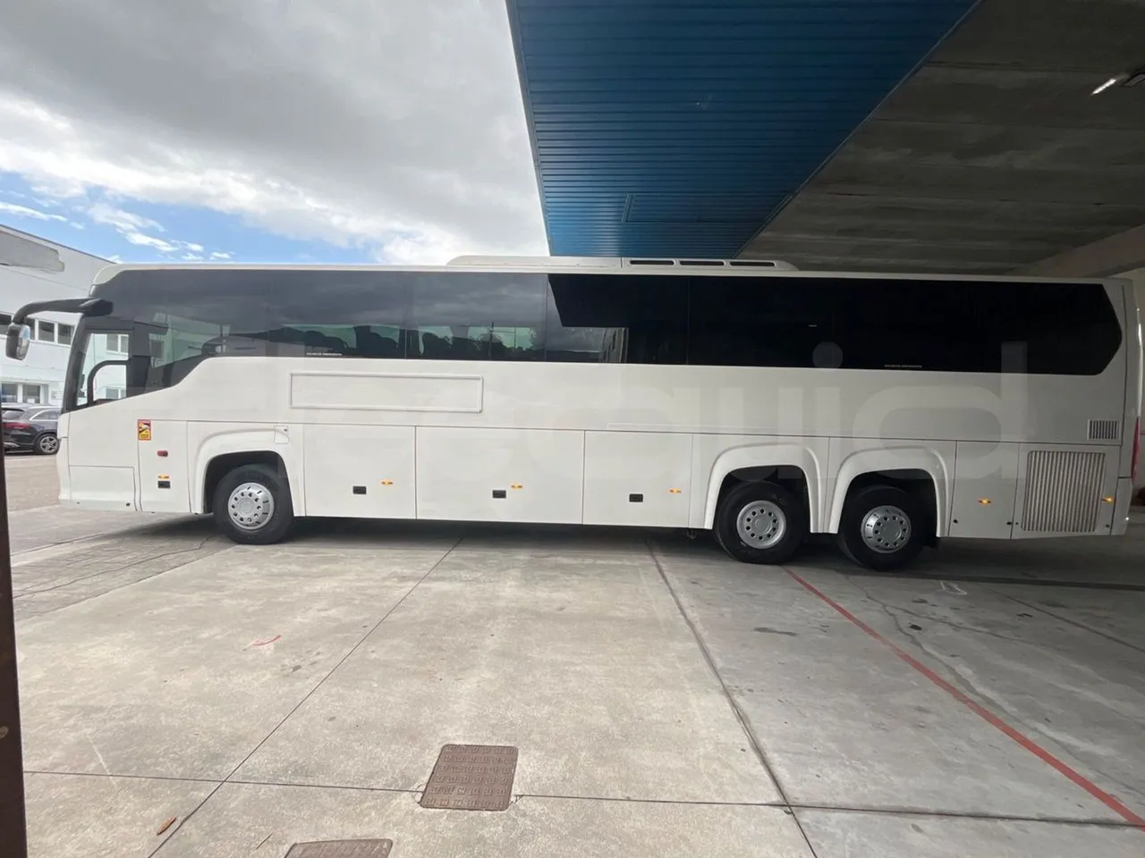Scania Touring HD - left side photo