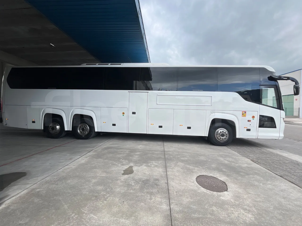 Scania Touring HD - right side doors closed