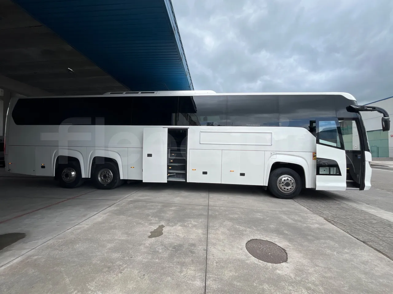 Scania Touring HD - right side doors open