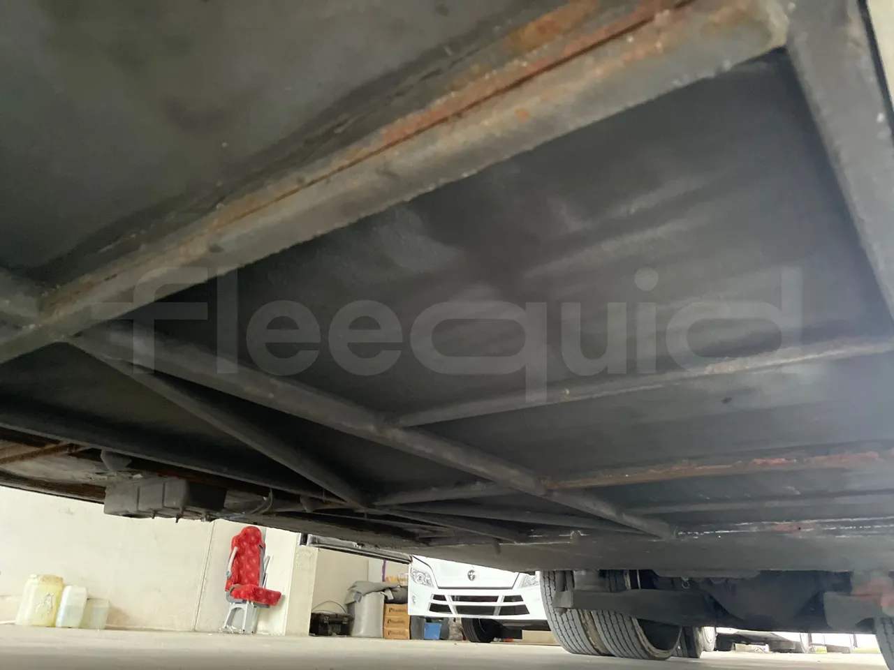 Scania Touring HD - central undercarriage photo