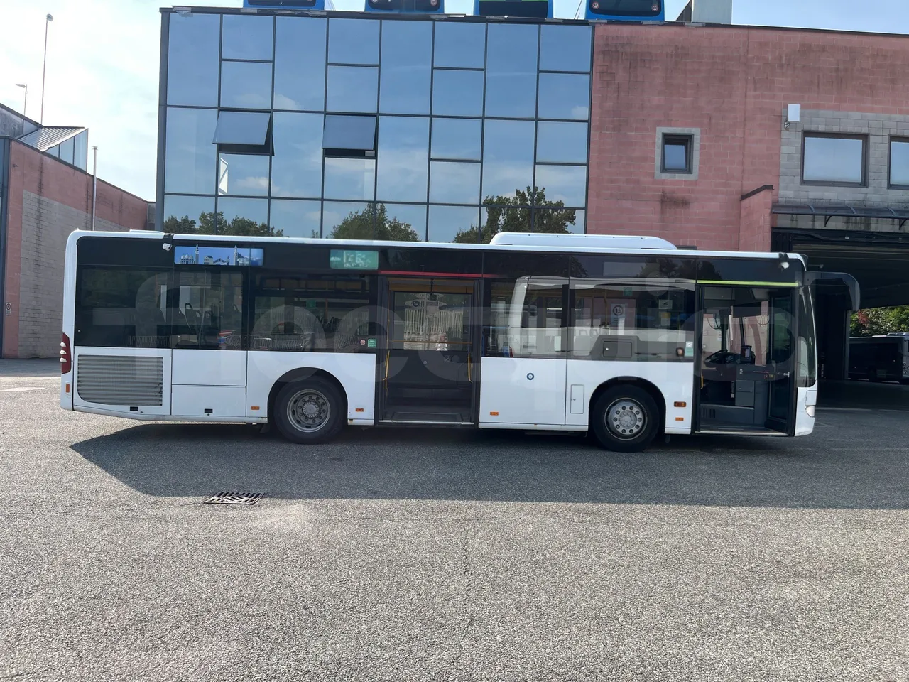 Mercedes-Benz Citaro K - Right Side Doors Open