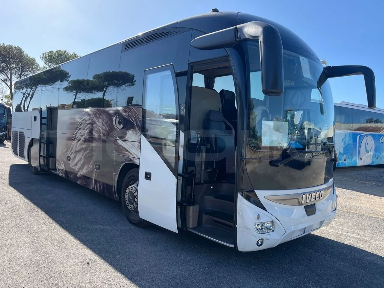 Iveco Magelys SFR2XX QC E2CN/ Euro6 - 294 Kw - 12,265 Mt - 3/4 right front doors open