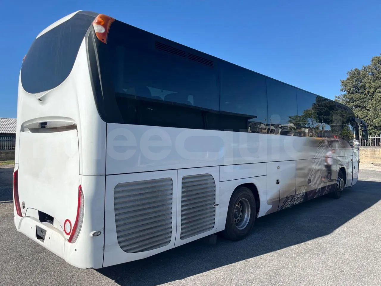 Iveco Magelys SFR2XX QC E2CN/ Euro6 - 294 Kw - 12,265 Mt - 3/4 right rear doors closed