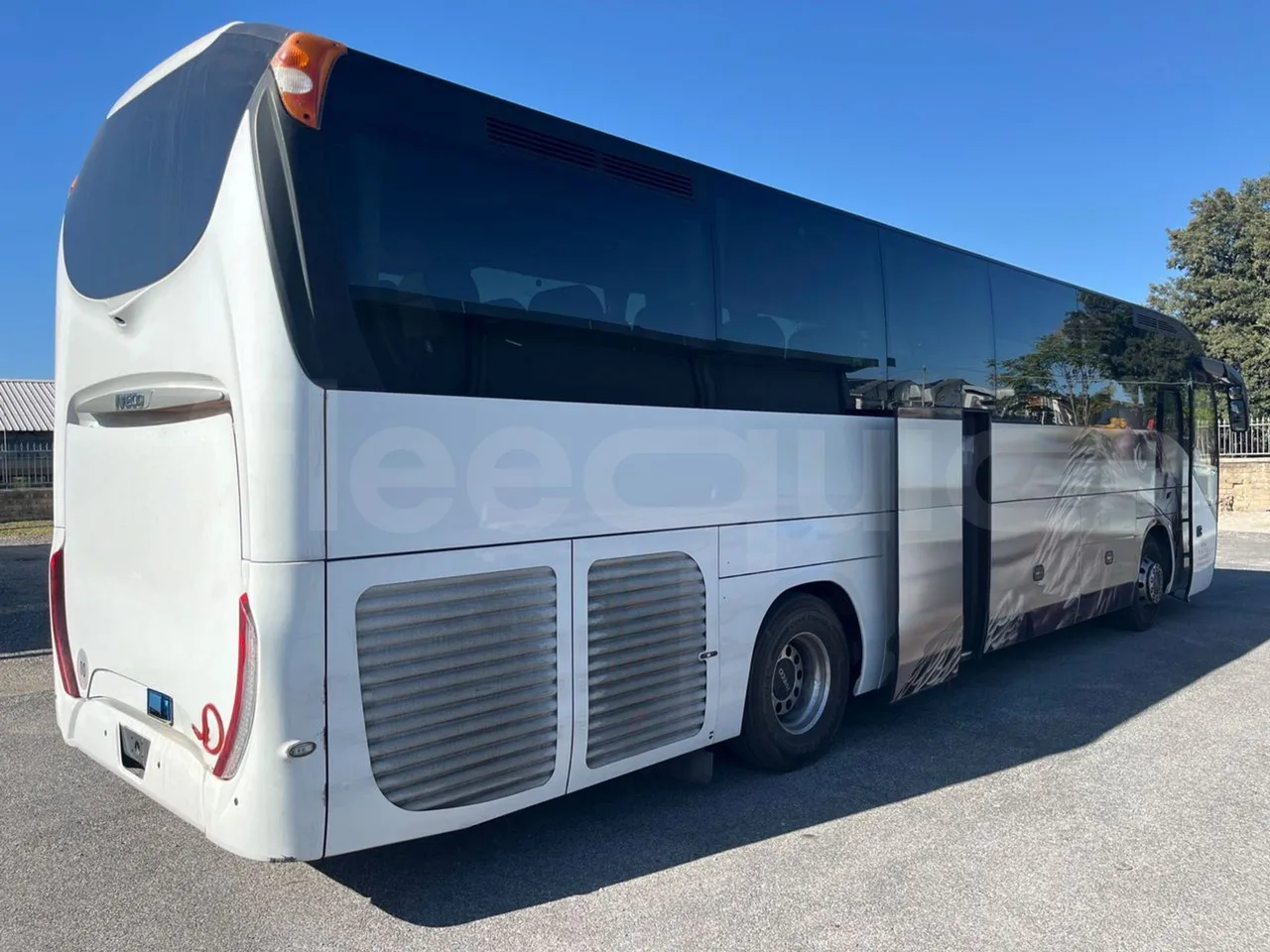 Iveco Magelys SFR2XX QC E2CN/ Euro6 - 294 Kw - 12,265 Mt - 3/4 right rear doors open