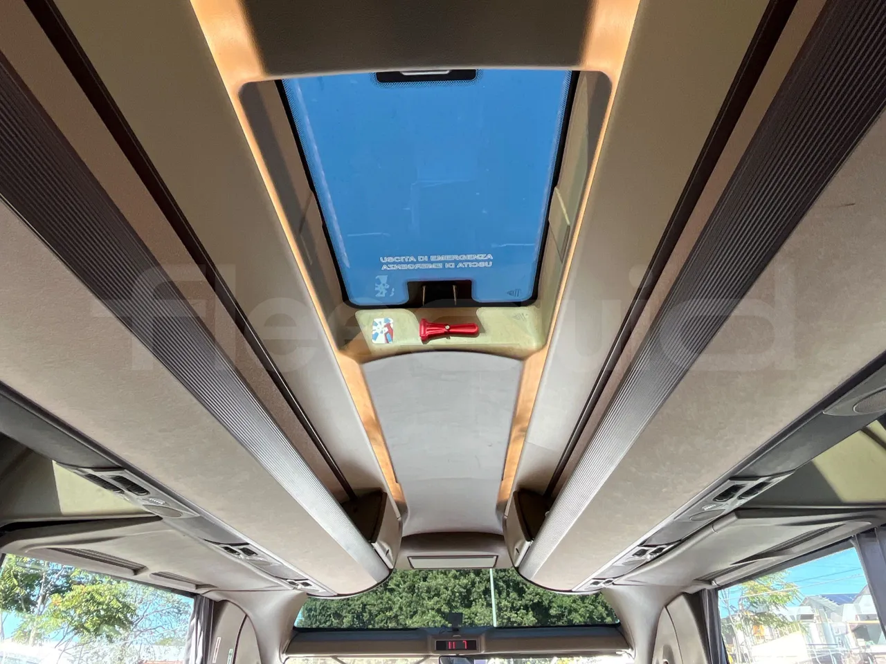 Iveco Magelys SFR2XX QC E2CN/ Euro6 - 294 Kw - 12,265 Mt - roof hatch 2