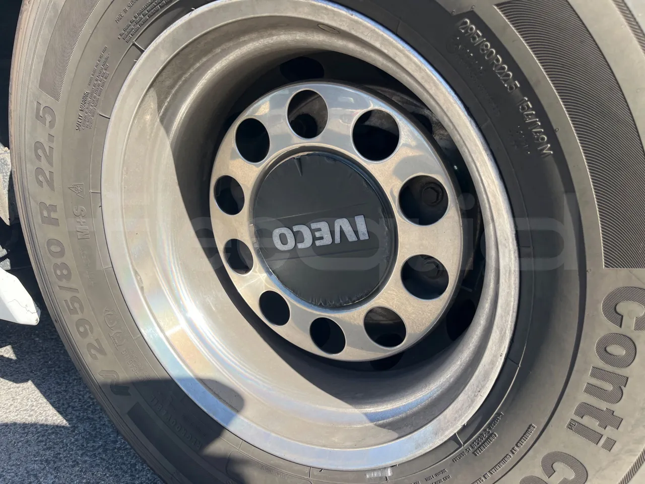 Iveco Magelys SFR2XX QC E2CN/ Euro6 - 294 Kw - 12,265 Mt - tread condition front tires left