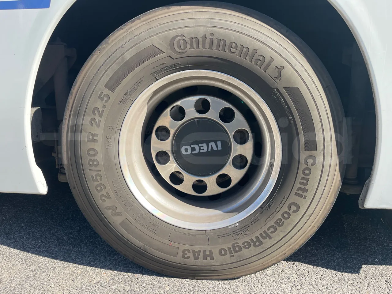 Iveco Magelys SFR2XX QC E2CN/ Euro6 - 294 Kw - 12,265 Mt - rear left tire photo