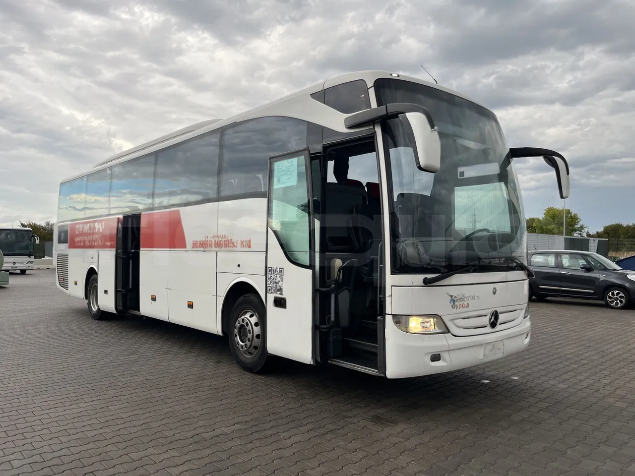 Mercedes-Benz Tourismo - 3/4 Front Right Side Doors Open