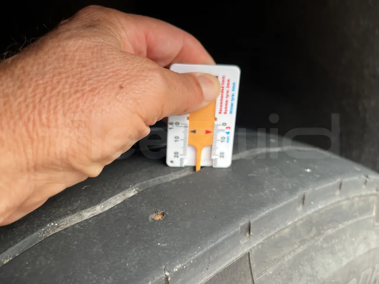 Mercedes-Benz Tourismo - First Axle Left Side: Tyre Thickness