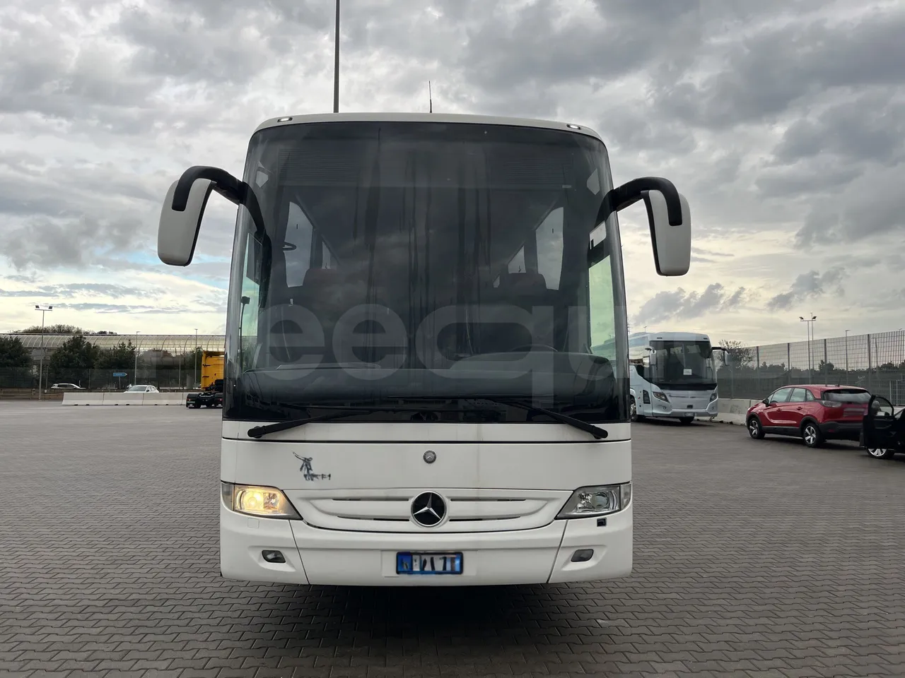 Mercedes-Benz Tourismo - Front