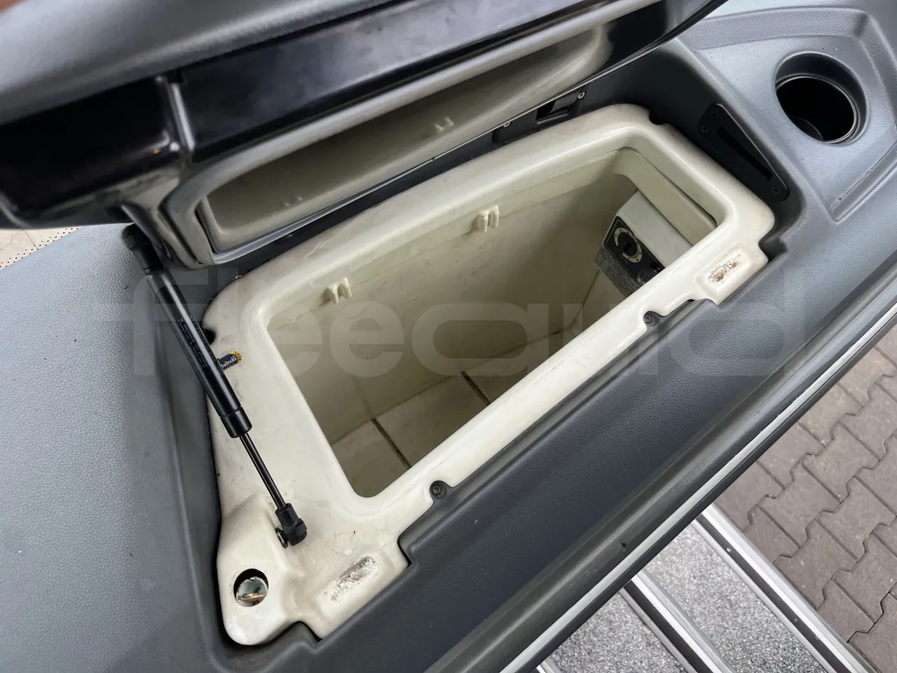 Mercedes-Benz Tourismo - Refrigerator