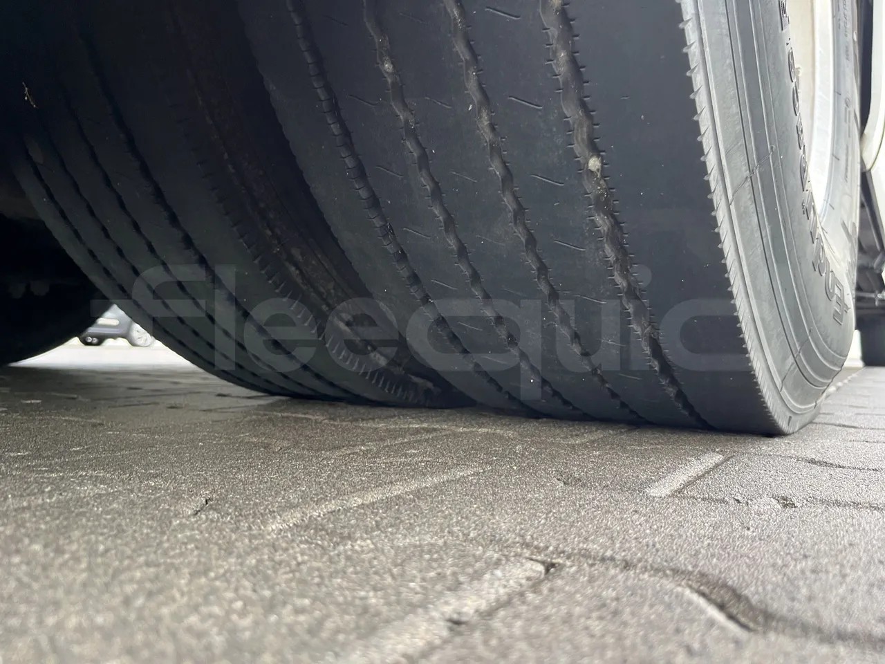 Mercedes-Benz Tourismo - Second Axle Right Side: Tyre Tread