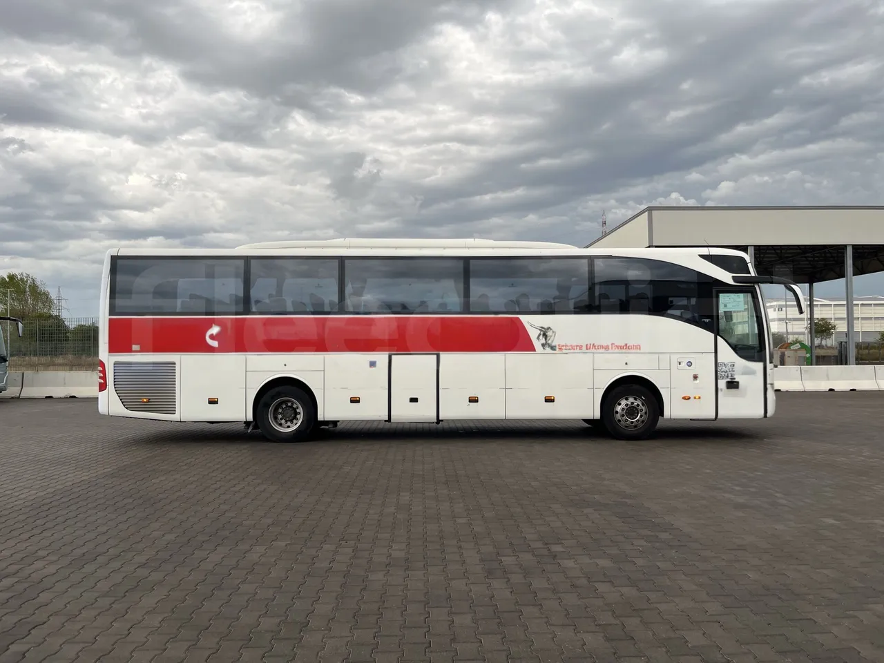 Mercedes-Benz Tourismo - Right Side