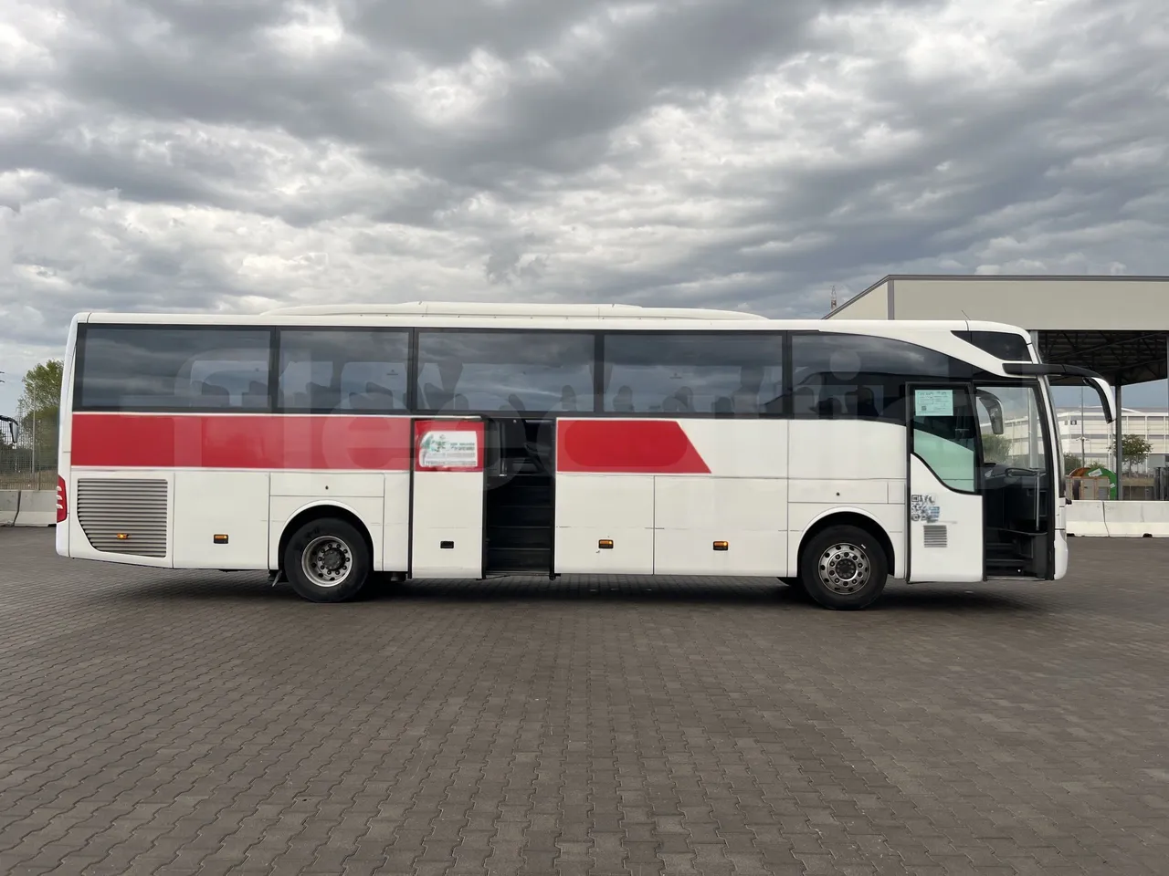 Mercedes-Benz Tourismo - Right Side Doors Open