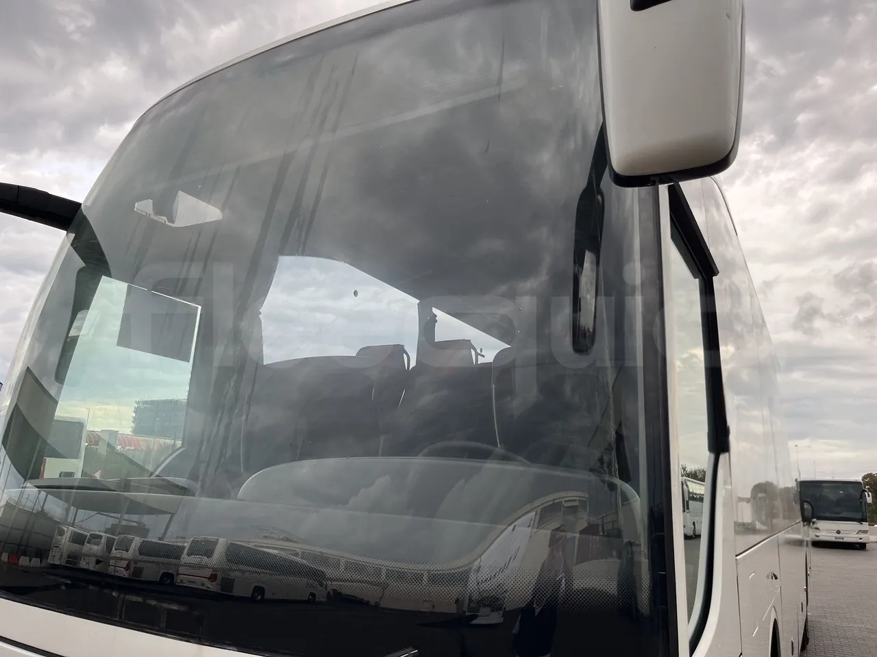 Mercedes-Benz Tourismo - Windscreen From Left Side