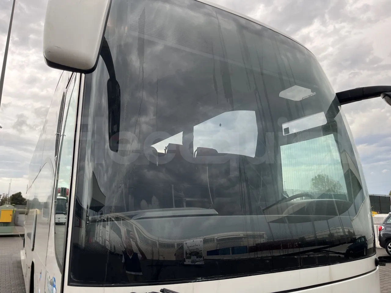 Mercedes-Benz Tourismo - Windscreen From Right Side