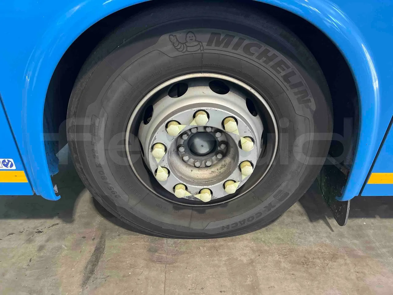 Iveco Crossway - First Axle Left Side: Complete Tyre