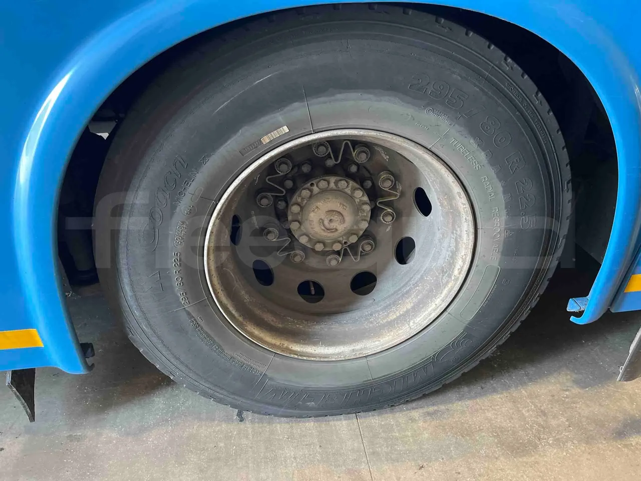 Iveco Crossway - First Axle Left Side: Tyre Thickness
