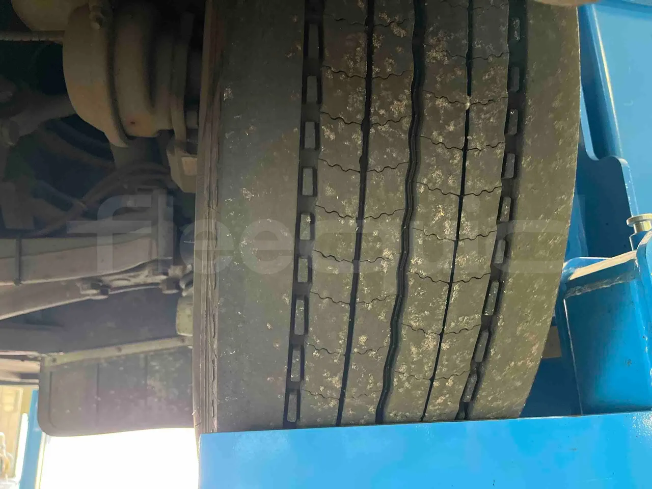 Iveco Crossway - Second Axle Left Side: Complete Wheel