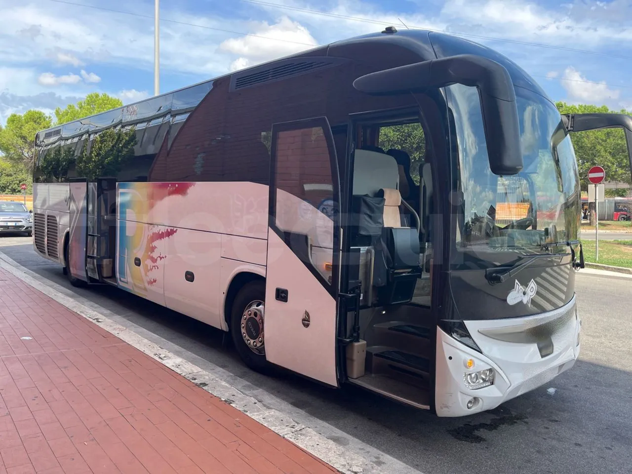 Iveco Magelys SFR2XX QC E2CN - Euro6 - 294kW - 12.265mt - 3/4 right front doors open