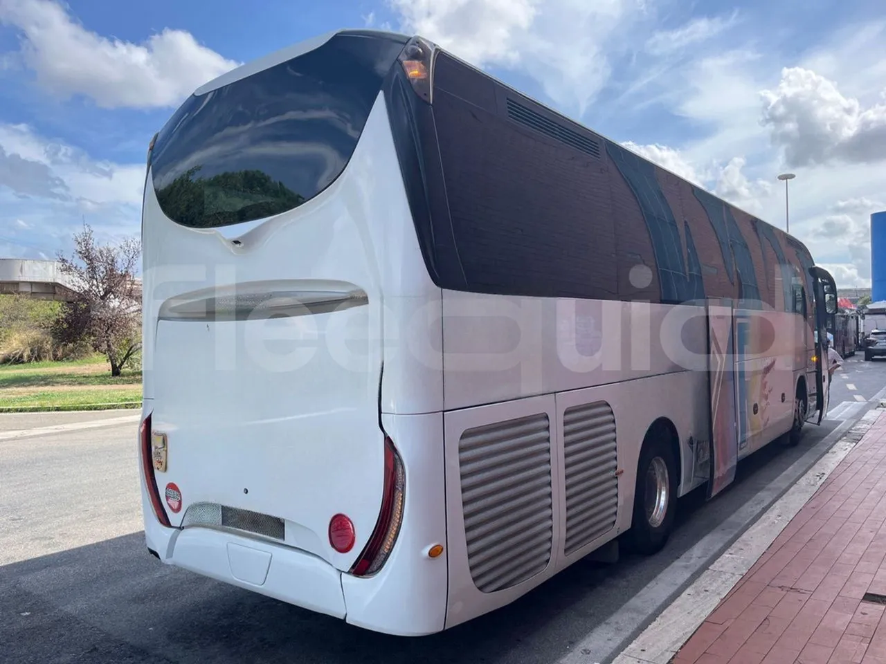 Iveco Magelys SFR2XX QC E2CN - Euro6 - 294kW - 12.265mt - 3/4 right rear doors open