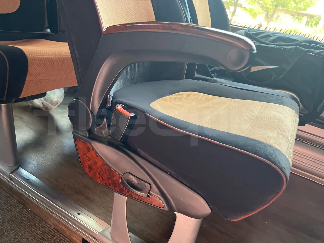 Iveco Magelys SFR2XX QC E2CN - Euro6 - 294kW - 12.265mt - armrest detail photo