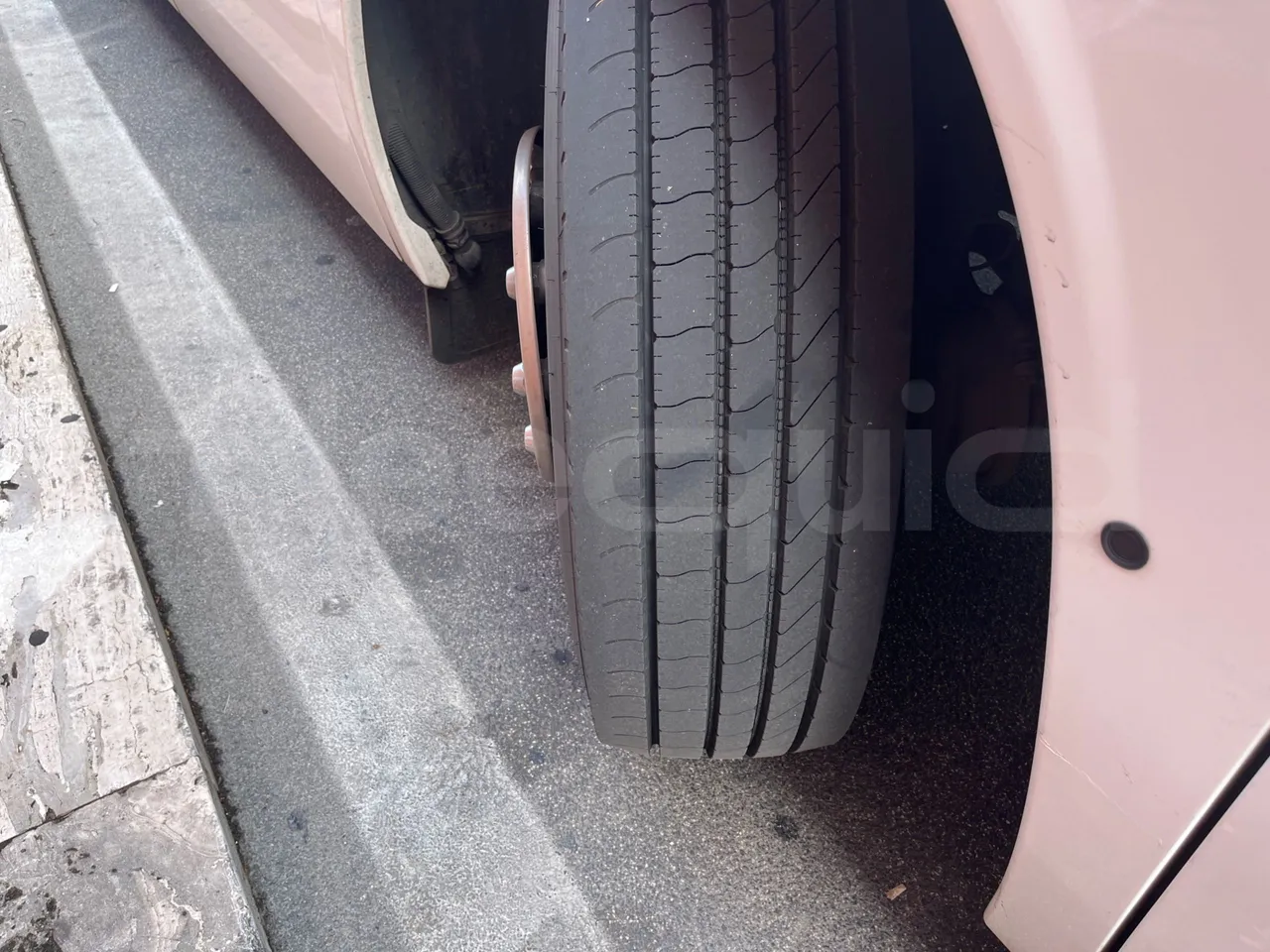 Iveco Magelys SFR2XX QC E2CN - Euro6 - 294kW - 12.265mt - tread condition front tires right