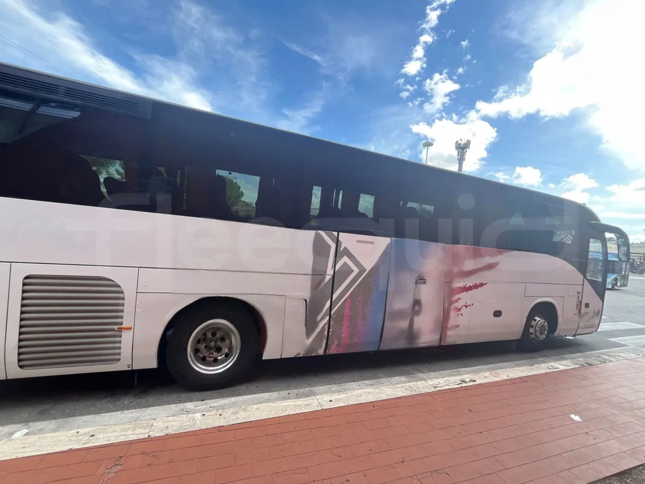 Iveco Magelys SFR2XX QC E2CN - Euro6 - 294kW - 12.265mt - right side doors closed