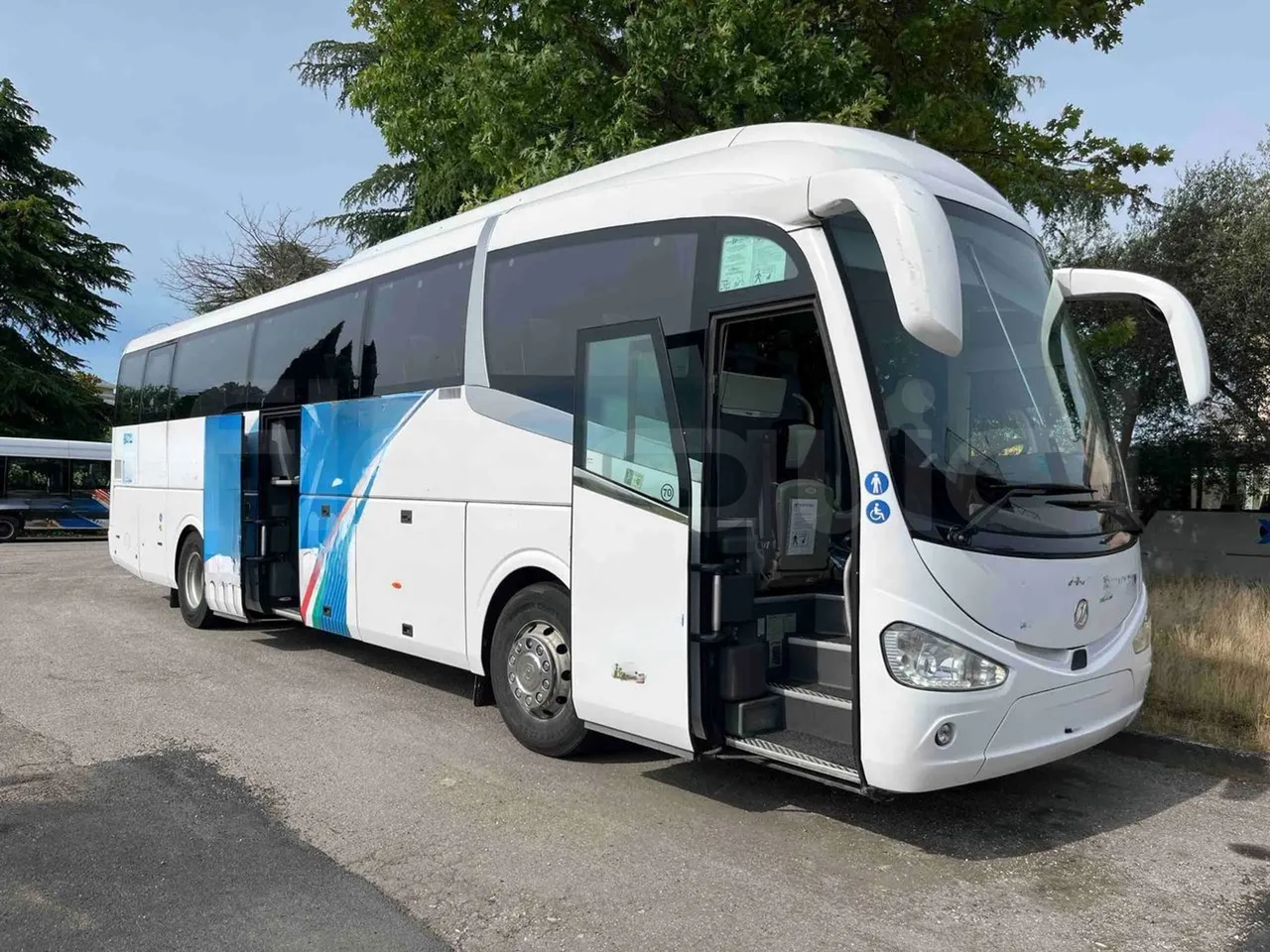 Irizar Daf - 3/4 right front doors open