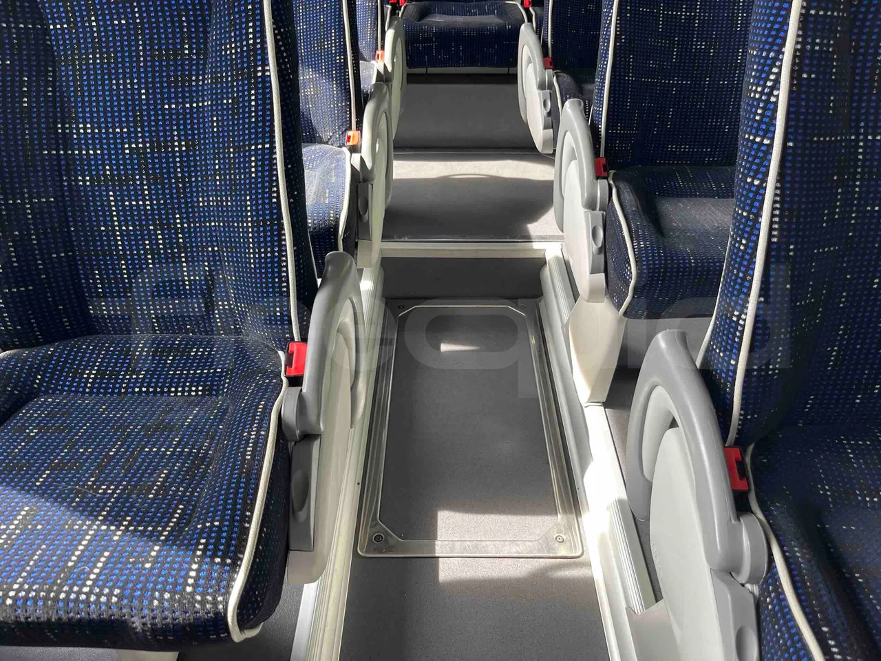 Irizar Daf - floor hatches photo
