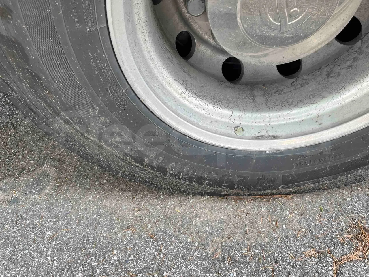 Irizar Daf - tread condition front tires right