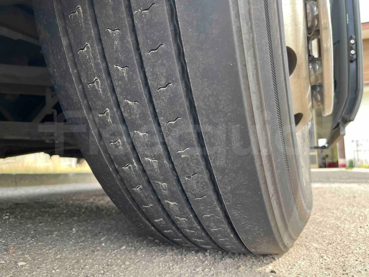 Irizar Daf - tread condition third axle tires left