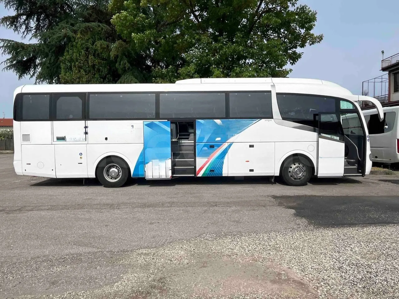 Irizar Daf - right side doors open