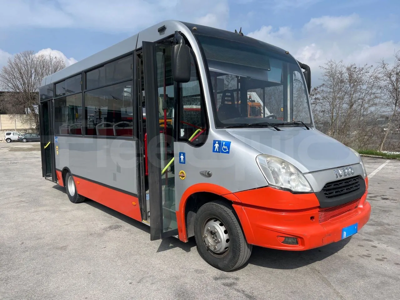 Iveco Daily 65C - Euro5 - 125kW - 7.510mt - 3/4 right front doors open