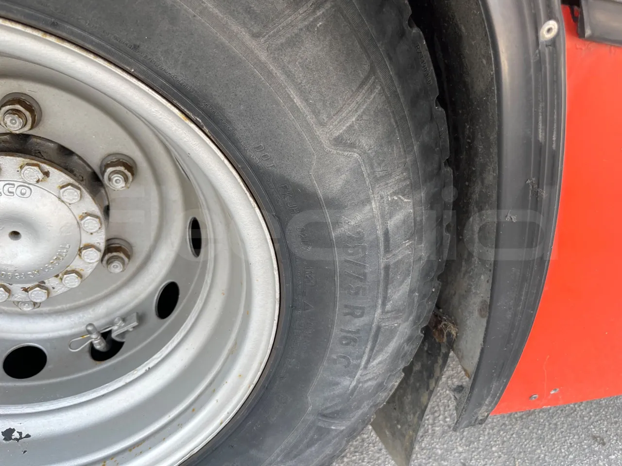 Iveco Daily 65C - Euro5 - 125kW - 7.510mt - tread condition front tires right