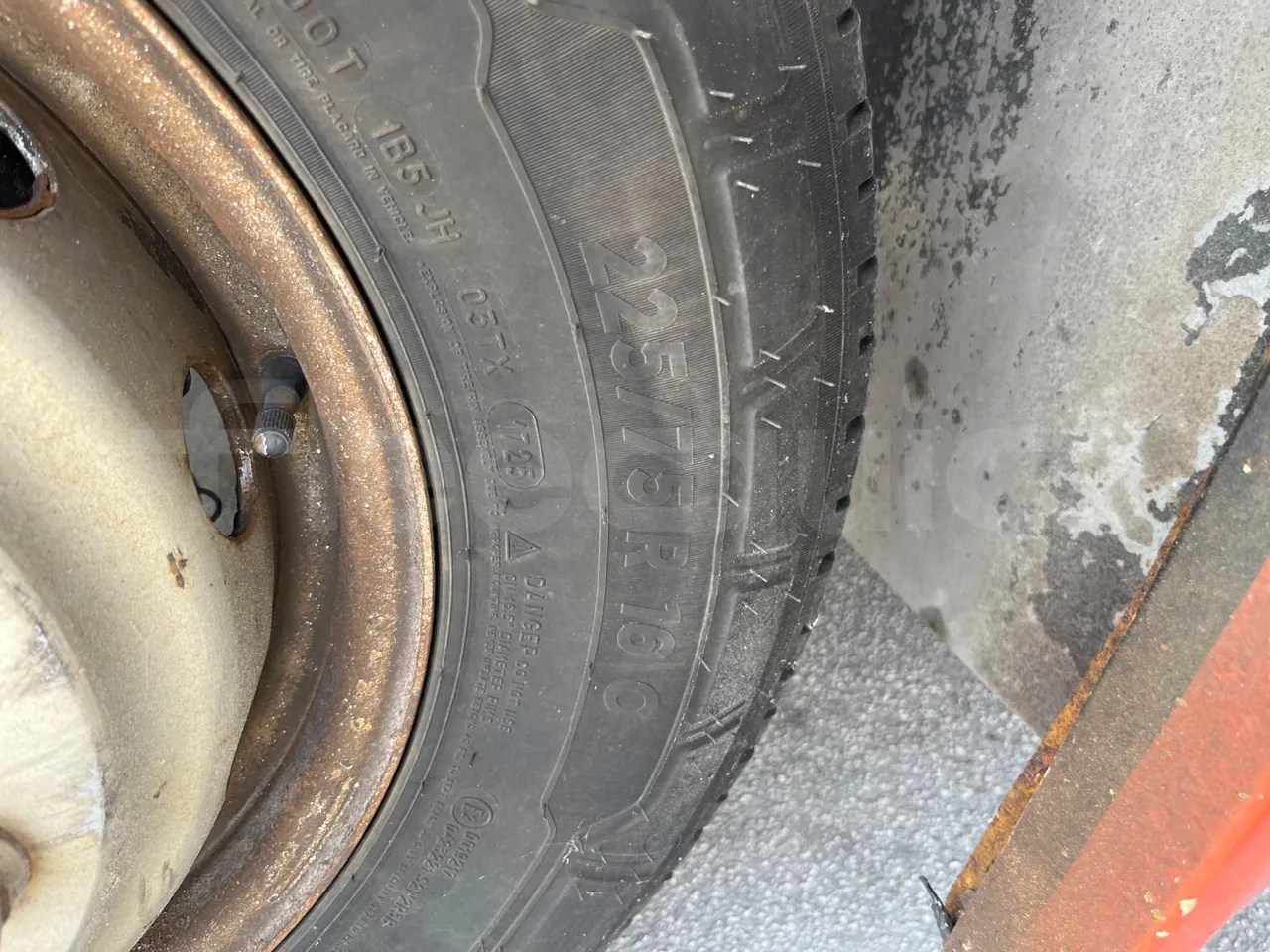 Iveco Daily 65C - Euro5 - 125kW - 7.510mt - front left tire measurements