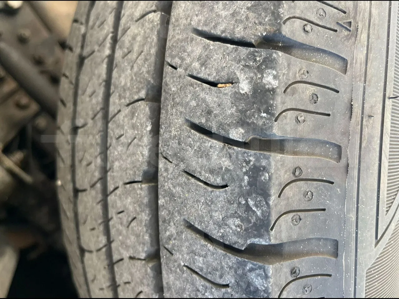 Iveco A65C/E4/27 Wing - EUR4 - 130kW - 7.714 - tread condition front tires left