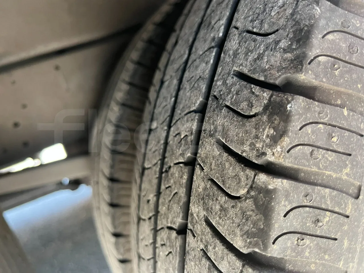Iveco A65C/E4/27 Wing - EUR4 - 130kW - 7.714 - tread condition second axle tires left