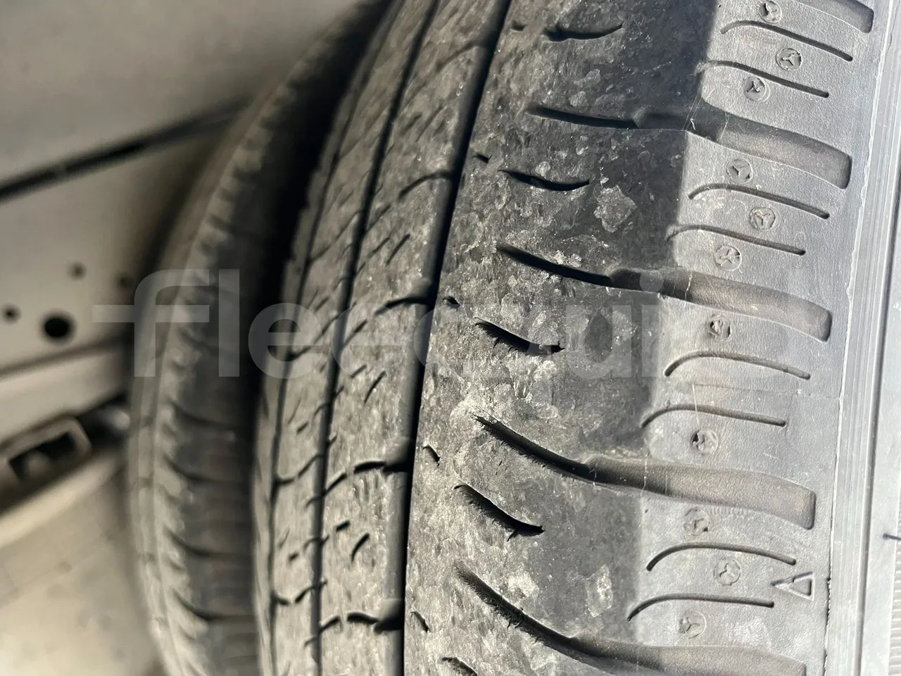 Iveco A65C/E4/27 Wing - EUR4 - 130kW - 7.714 - tread condition second axle tires right