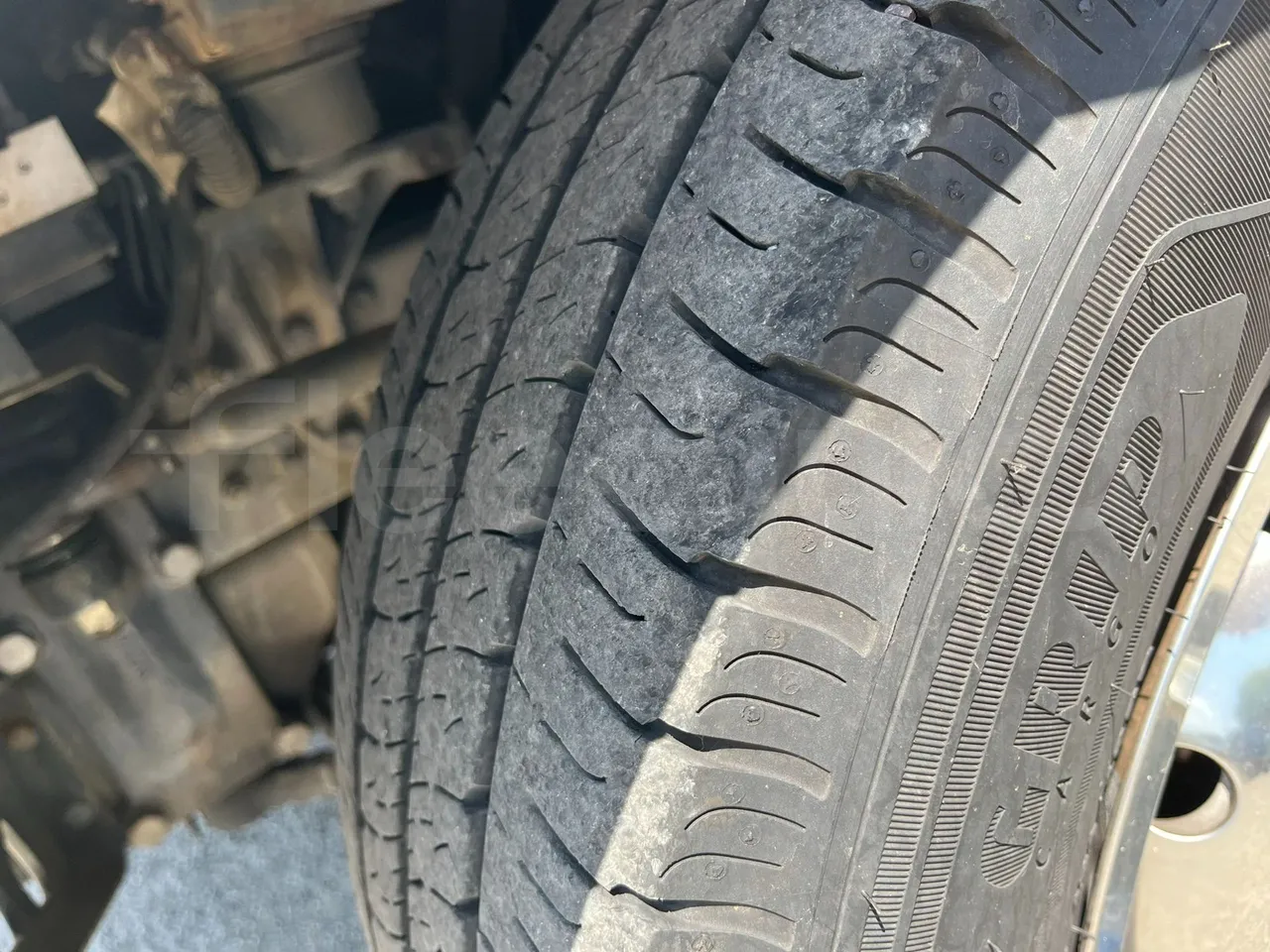 Iveco A65C/E4/27 Wing - EUR4 - 130kW - 7.714 - tread condition third axle tires left