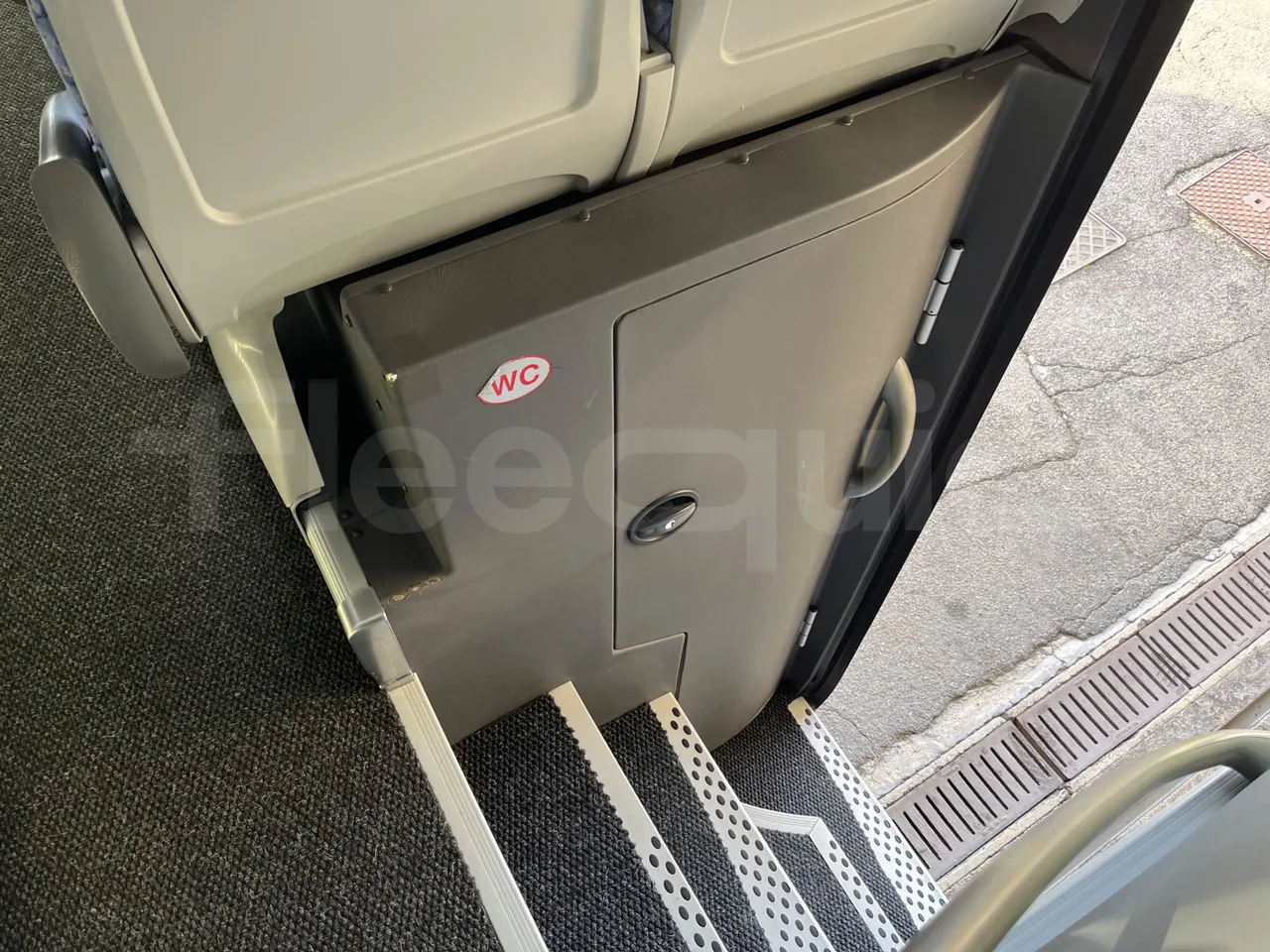 Irizar i6 HDH 12.37 - EUR5 - 324kW - 12.200m - toilette accessories photo